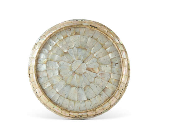 A SILVER-GILT MOUNTED MOTHER-OF-PEARL DISH - photo 2