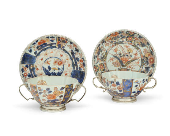 A NEAR PAIR OF REGENCE SILVER-MOUNTED IMARI PORCELAIN BOWLS AND DISHES - фото 1