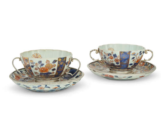 A NEAR PAIR OF REGENCE SILVER-MOUNTED IMARI PORCELAIN BOWLS AND DISHES - фото 2