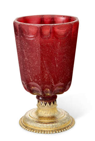 A GERMAN SILVER-GILT MOUNTED LARGE RUBY GLASS GOBLET - Foto 1