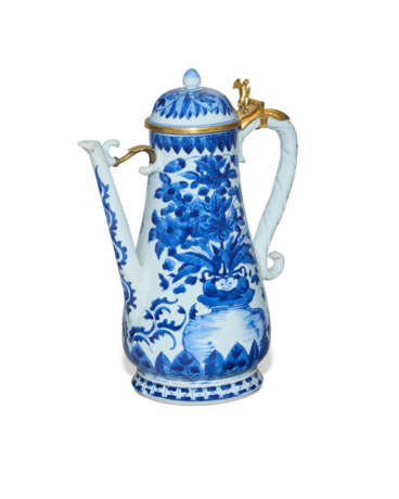 AN ORMOLU-MOUNTED CHINESE EXPORT PORCELAIN BLUE AND WHITE COFFEE-POT - photo 1