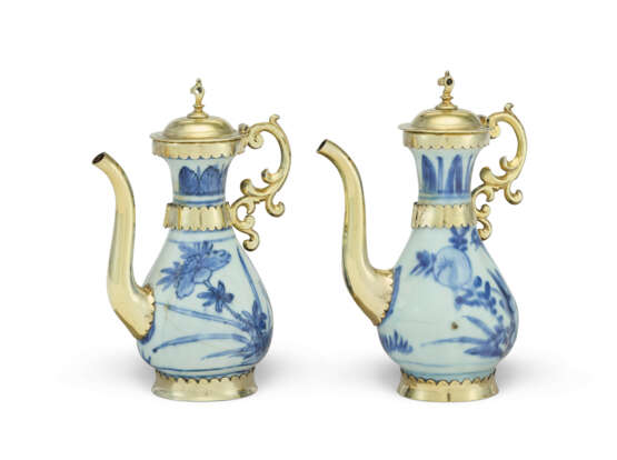 A PAIR OF CONTINENTAL SILVER-GILT MOUNTED CHINESE PORCELAIN BLUE AND WHITE SMALL EWERS AND COVERS - фото 1