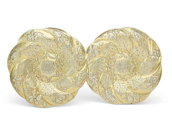 A PAIR OF CHARLES II SILVER-GILT FRUIT DISHES - Foto 1