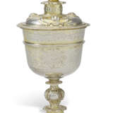 AN ELIZABETH I PARCEL-GILT SILVER CUP AND COVER - photo 1