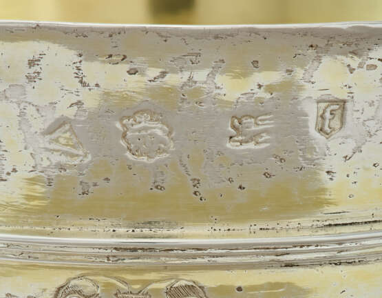 AN ELIZABETH I PARCEL-GILT SILVER CUP AND COVER - photo 2