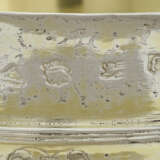 AN ELIZABETH I PARCEL-GILT SILVER CUP AND COVER - photo 2