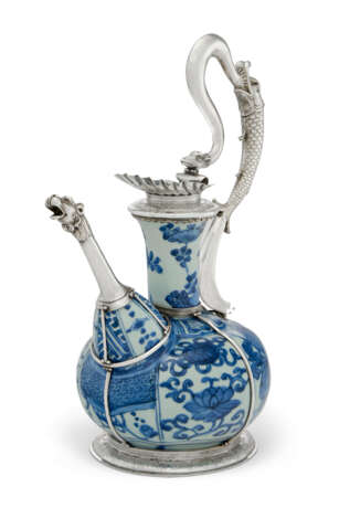 A JAMES I SILVER-MOUNTED CHINESE PORCELAIN BLUE AND WHITE EWER (KENDI) - фото 1