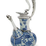 A JAMES I SILVER-MOUNTED CHINESE PORCELAIN BLUE AND WHITE EWER (KENDI) - фото 1