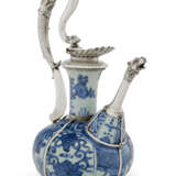 A JAMES I SILVER-MOUNTED CHINESE PORCELAIN BLUE AND WHITE EWER (KENDI) - фото 2