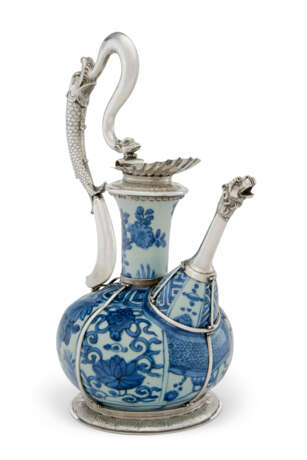 A JAMES I SILVER-MOUNTED CHINESE PORCELAIN BLUE AND WHITE EWER (KENDI) - фото 2