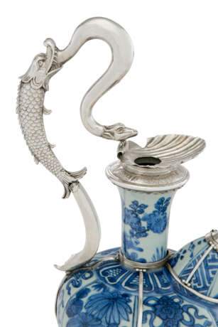 A JAMES I SILVER-MOUNTED CHINESE PORCELAIN BLUE AND WHITE EWER (KENDI) - фото 3