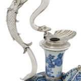 A JAMES I SILVER-MOUNTED CHINESE PORCELAIN BLUE AND WHITE EWER (KENDI) - фото 3