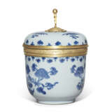 A LOUIS XIV ORMOLU-MOUNTED CHINESE EXPORT PORCELAIN TOBACCO BOX AND COVER - photo 2