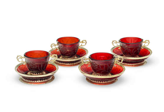 A SET OF FOUR GERMAN SILVER-GILT-MOUNTED ENGRAVED RUBY GLASS TWO-HANDLED CUPS AND STANDS - Foto 1