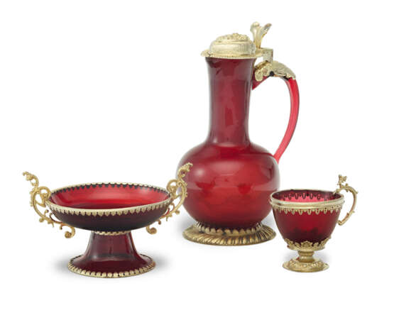 THREE GERMAN SILVER-GILT MOUNTED RUBY GLASS VESSELS - photo 1