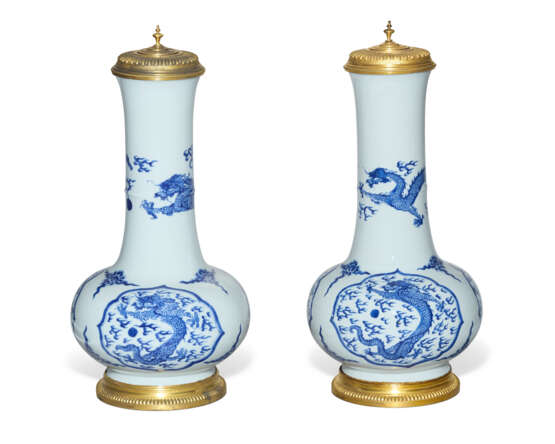 A PAIR OF REGENCE ORMOLU-MOUNTED CHINESE PORCELAIN BLUE AND WHITE VASES AND COVERS - photo 1