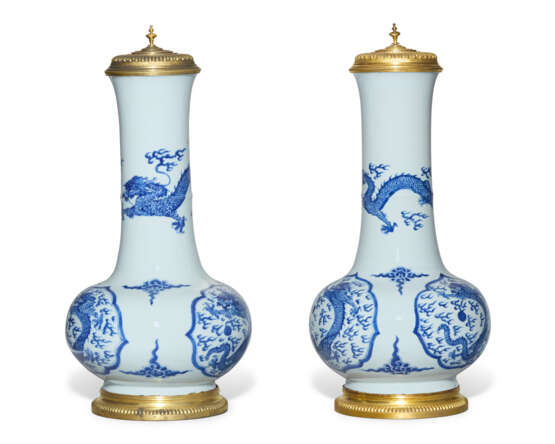 A PAIR OF REGENCE ORMOLU-MOUNTED CHINESE PORCELAIN BLUE AND WHITE VASES AND COVERS - photo 2