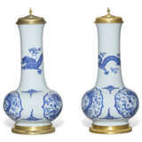 A PAIR OF REGENCE ORMOLU-MOUNTED CHINESE PORCELAIN BLUE AND WHITE VASES AND COVERS - photo 2