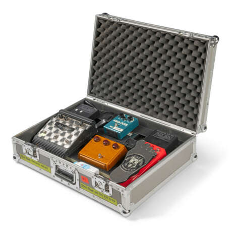 JEFF BECK`S SMALL PERFORMANCE PEDALBOARD - фото 1