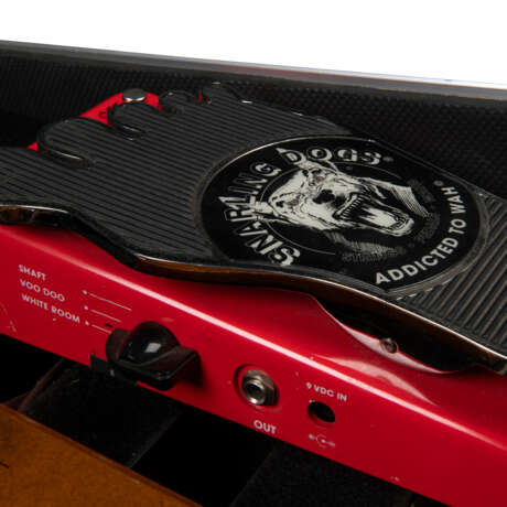 JEFF BECK`S SMALL PERFORMANCE PEDALBOARD - фото 4