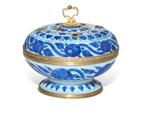 A LOUIS XIV ORMOLU-MOUNTED CHINESE PORCELAIN BLUE AND WHITE POT-POURRI AND COVER - фото 1