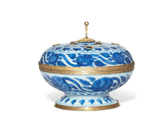 A LOUIS XIV ORMOLU-MOUNTED CHINESE PORCELAIN BLUE AND WHITE POT-POURRI AND COVER - фото 2