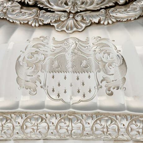 A SET OF FOUR REGENCY SILVER ENTR&#201;E DISHES AND COVERS - photo 2