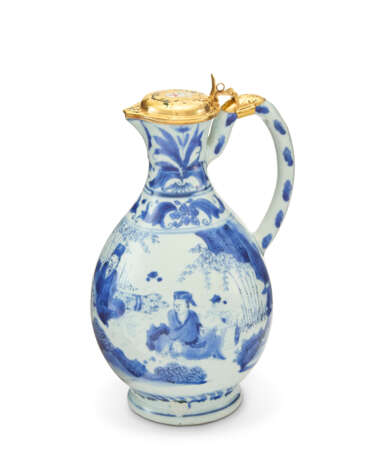 A DUTCH ENAMELED GOLD-MOUNTED CHINESE PORCELAIN BLUE AND WHITE JUG AND COVER - фото 1