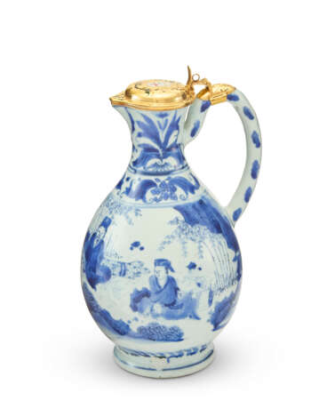 A DUTCH ENAMELED GOLD-MOUNTED CHINESE PORCELAIN BLUE AND WHITE JUG AND COVER - фото 3