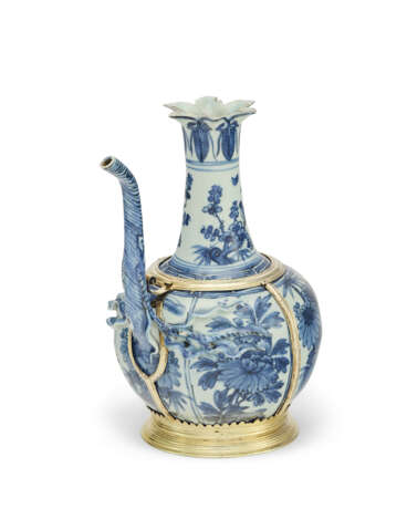 A SILVER-GILT MOUNTED CHINESE PORCELAIN BLUE AND WHITE EWER - photo 1