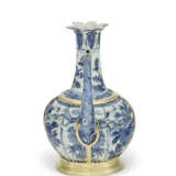 A SILVER-GILT MOUNTED CHINESE PORCELAIN BLUE AND WHITE EWER - photo 2