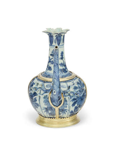 A SILVER-GILT MOUNTED CHINESE PORCELAIN BLUE AND WHITE EWER - photo 2