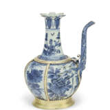 A SILVER-GILT MOUNTED CHINESE PORCELAIN BLUE AND WHITE EWER - photo 3