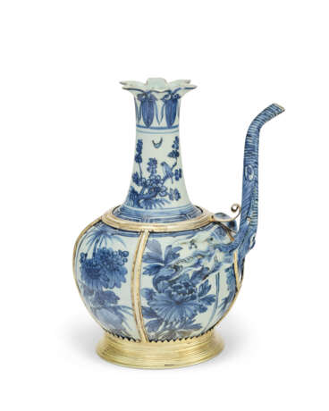 A SILVER-GILT MOUNTED CHINESE PORCELAIN BLUE AND WHITE EWER - photo 3