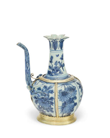 A SILVER-GILT MOUNTED CHINESE PORCELAIN BLUE AND WHITE EWER - photo 4