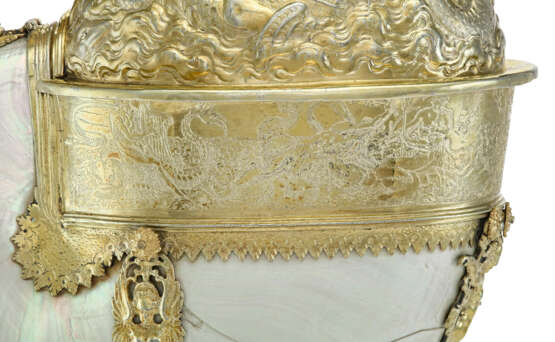 A GERMAN SILVER-GILT MOUNTED NAUTILUS CUP - Foto 4