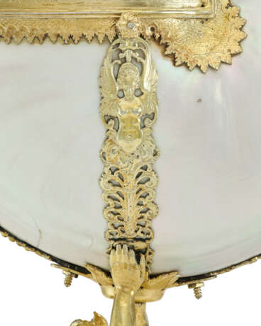 A GERMAN SILVER-GILT MOUNTED NAUTILUS CUP - Foto 6