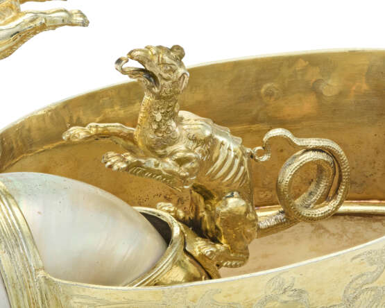 A GERMAN SILVER-GILT MOUNTED NAUTILUS CUP - Foto 8