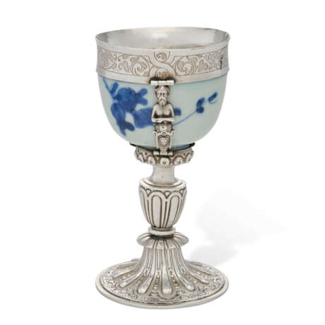 AN ELIZABETH I SILVER-MOUNTED CHINESE PORCELAIN BLUE AND WHITE SMALL CUP - фото 1