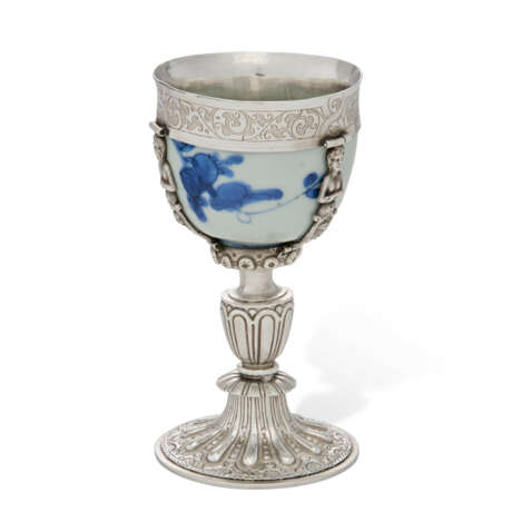 AN ELIZABETH I SILVER-MOUNTED CHINESE PORCELAIN BLUE AND WHITE SMALL CUP - фото 2