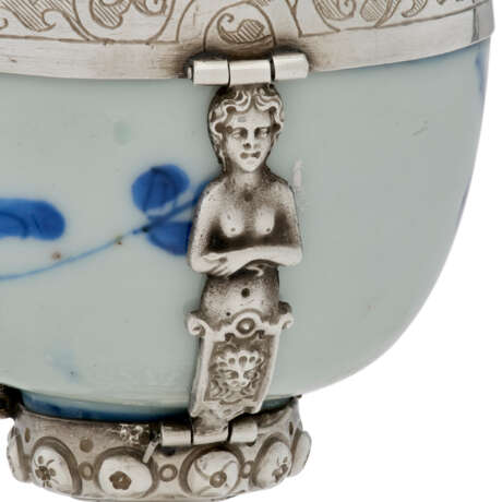 AN ELIZABETH I SILVER-MOUNTED CHINESE PORCELAIN BLUE AND WHITE SMALL CUP - фото 3