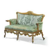 A GEORGE II WALNUT AND PARCEL-GILT SETTEE - photo 1