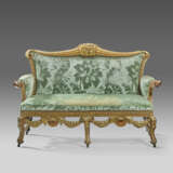 A GEORGE II WALNUT AND PARCEL-GILT SETTEE - photo 2