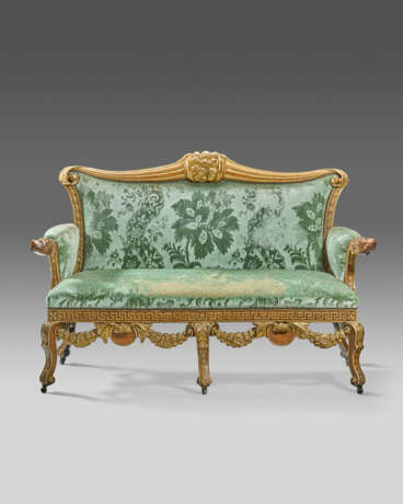 A GEORGE II WALNUT AND PARCEL-GILT SETTEE - photo 2