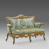 A GEORGE II WALNUT AND PARCEL-GILT SETTEE - photo 3