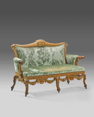 A GEORGE II WALNUT AND PARCEL-GILT SETTEE - photo 3