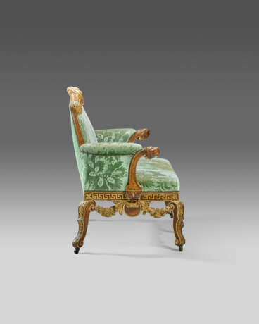 A GEORGE II WALNUT AND PARCEL-GILT SETTEE - photo 4