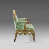 A GEORGE II WALNUT AND PARCEL-GILT SETTEE - photo 4