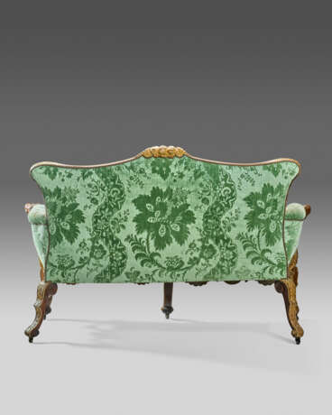 A GEORGE II WALNUT AND PARCEL-GILT SETTEE - photo 5