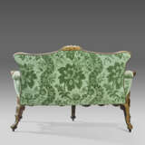 A GEORGE II WALNUT AND PARCEL-GILT SETTEE - photo 5